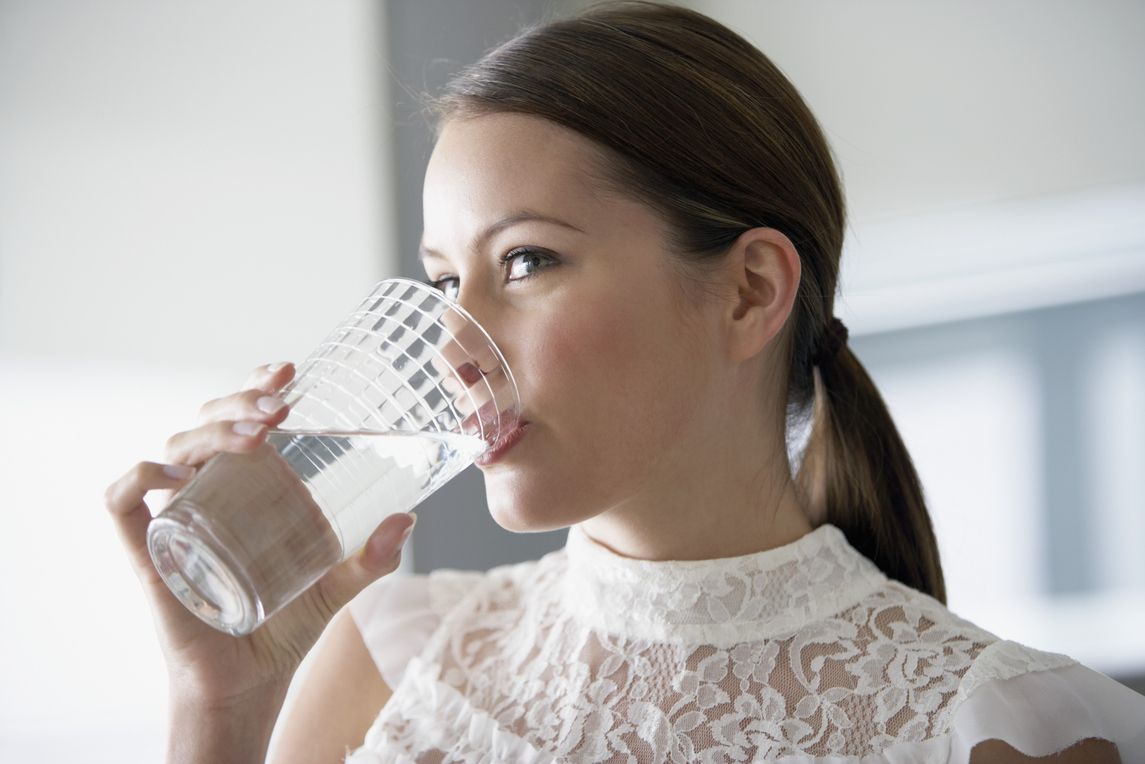Mujer bebiendo agua