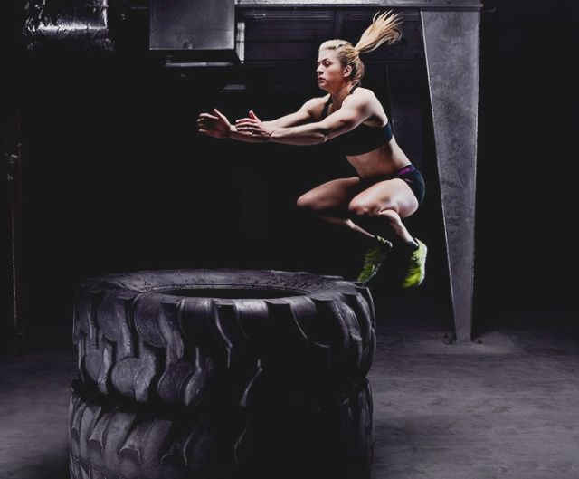 Mujer practicando Paleo Fitness