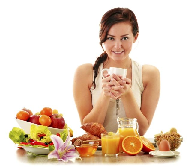 Mujer desayunando