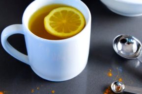 Bebida a base de cúrcuma y limón para perder peso y mejorar la digestión