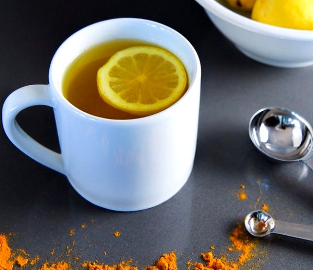 Bebida de cúrcuma y limón