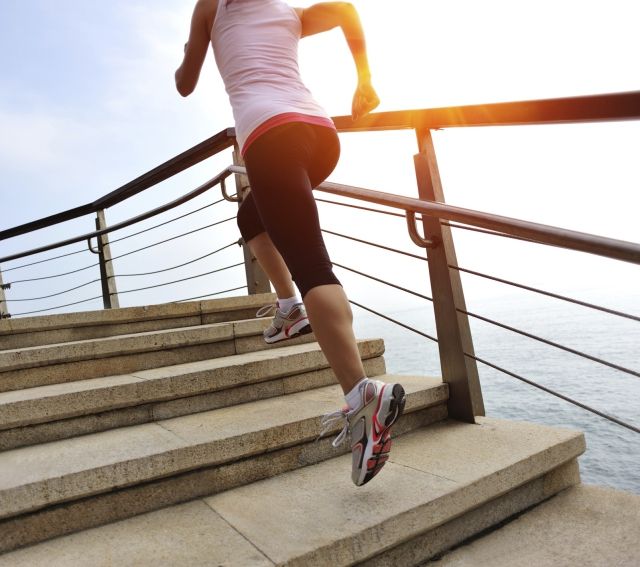 Mujer subiendo escaleras