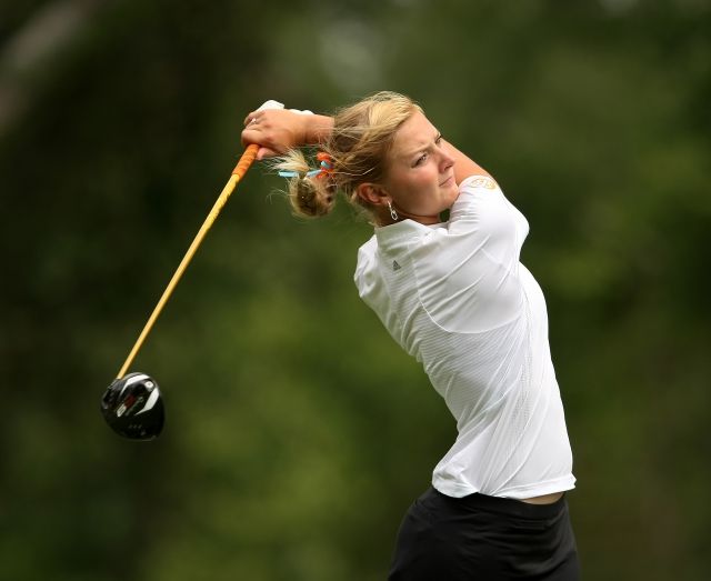 Mujer jugando al golf