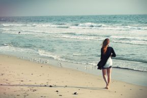 Beneficios saludables de caminar descalzo en verano