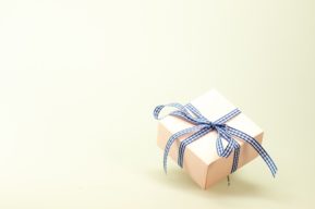 Ocho razones para regalar un perfume en Navidad