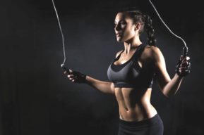 Los beneficios de saltar a la cuerda para ponerse en forma y perder peso