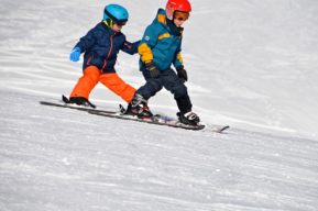 ¿Cómo pasar un fin de semana esquiando en familia?