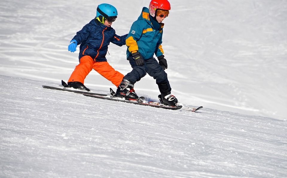 Niños esquiando