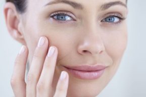 Consejos para reducir el aspecto de las ojeras y rejuvenecer la mirada
