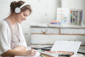 5 beneficios de escuchar música en la oficina