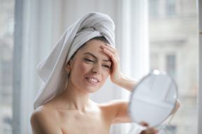 ¿QUÉ COSMÉTICOS PUEDES USAR PARA MANTENER UNA PIEL HIDRATADA, FRESCA Y LUMINOSA?